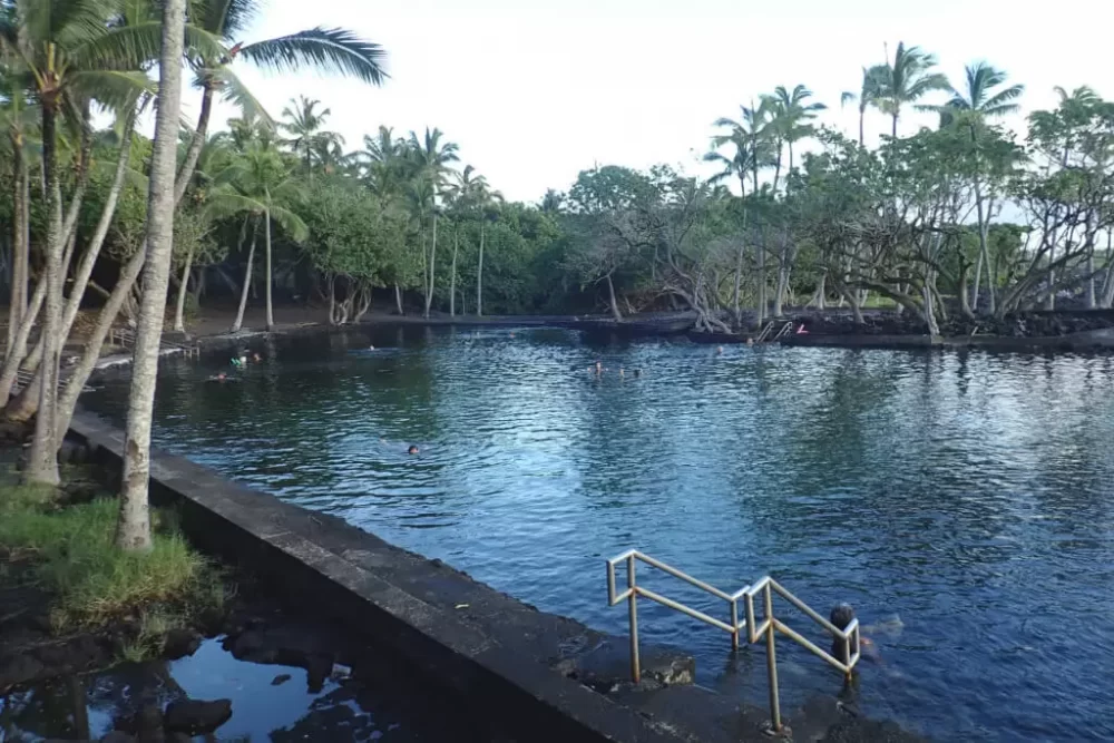 Hot Springs in Hawaii - Millionaires pond in Ahalanui Park
