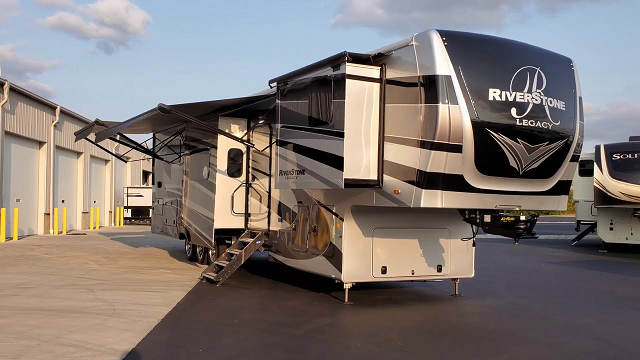 Luxury Fifth Wheel Campers